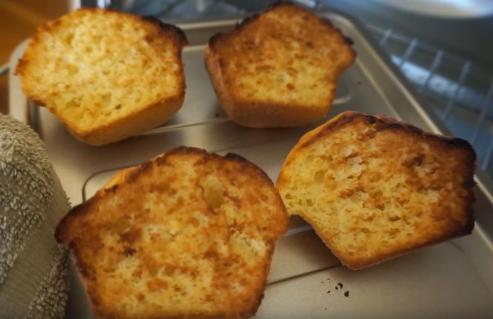 2 cornbread muffins cut in half