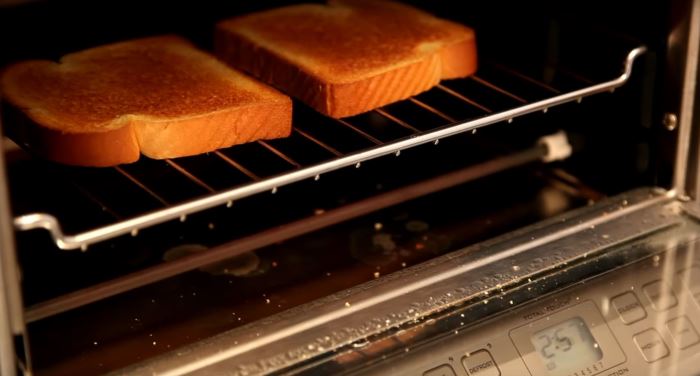 two pieces of bread toasted in tob 195 cuisinart