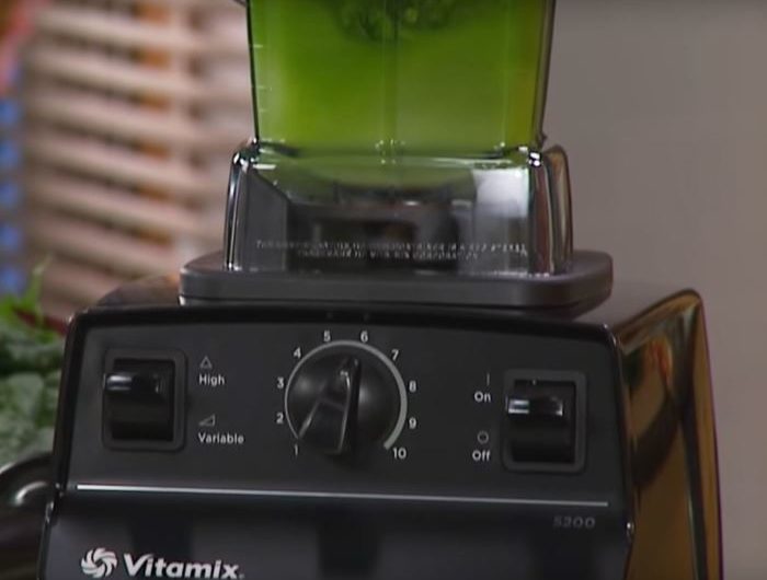 vitamix 5200 blending green smoothie