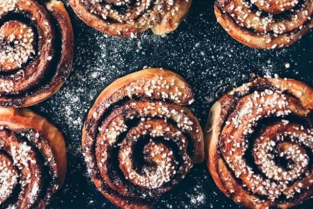 How To Reheat Cinnamon Rolls In Oven | Pan | Microwave